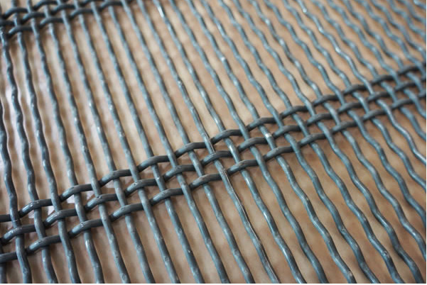 Enhanced long hole woven mine screen
